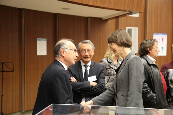 Mr Yves Minssieux, President of the Lyon committee of the Fondation de France Centre-Est, and Dr Elisabete Weiderpass, IARC Director